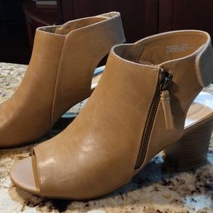 RELATIVITY SENNEY PEEP TOE SANDALS - CAMEL - 9M